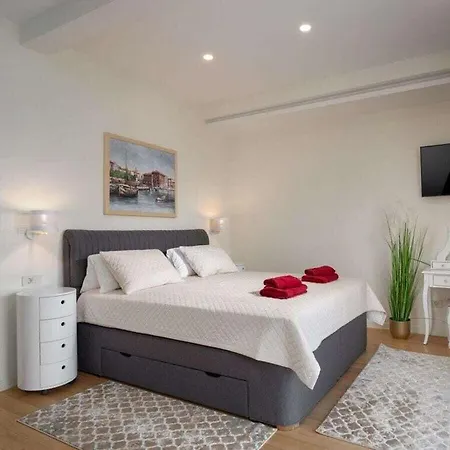 Leone Comfortable Holiday Villa *