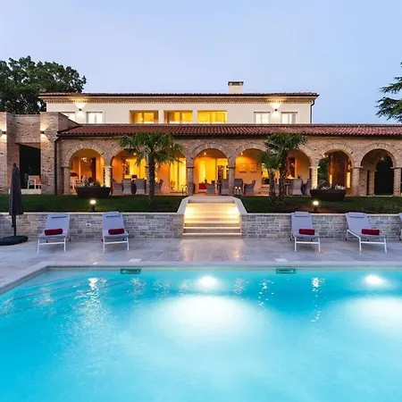 Leone Comfortable Holiday Villa Porec